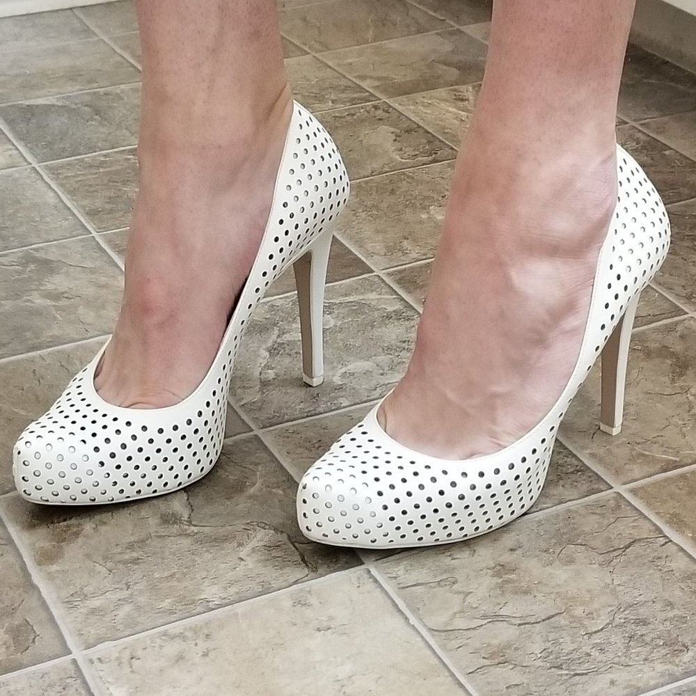 BCBGeneration - BG-Polka, White Perforated Pumps